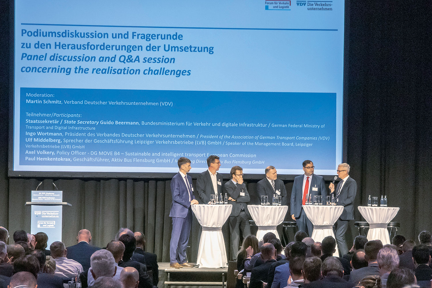 Diskussion (v. l. n. r.): Martin Schmitz (VDV), Ulf Middelberg (Leipziger Verkehrsbetriebe), Axel Volkery (EU), Paul Hemkentokrax (Aktiv Bus Flensburg), VDV-Präsident Ingo Wortmann und Staatssekretär Guido Beermann (BMVI) 